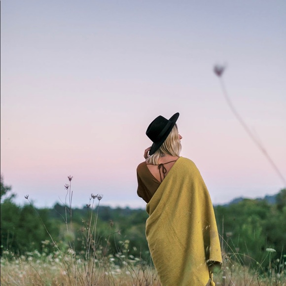 Meet your Posher, Alyssa - Picture 1 of 1